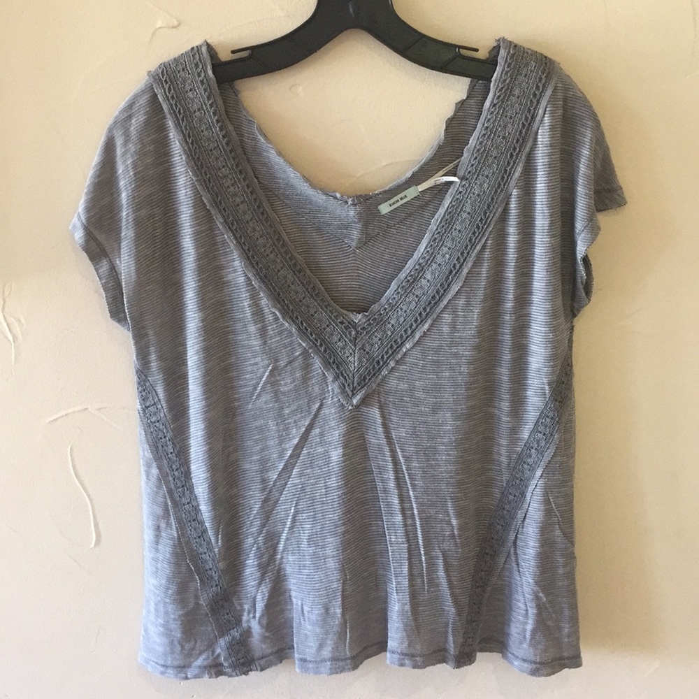 Gray v-neck with embroidered neck-line